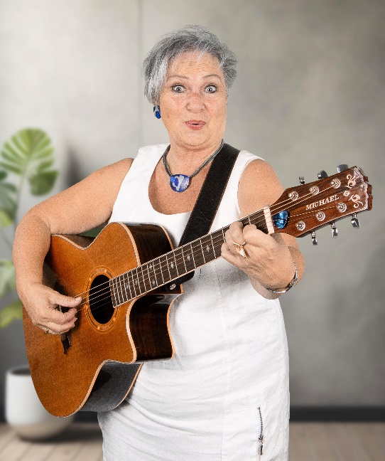 Vera Kimmig mit Gitarre